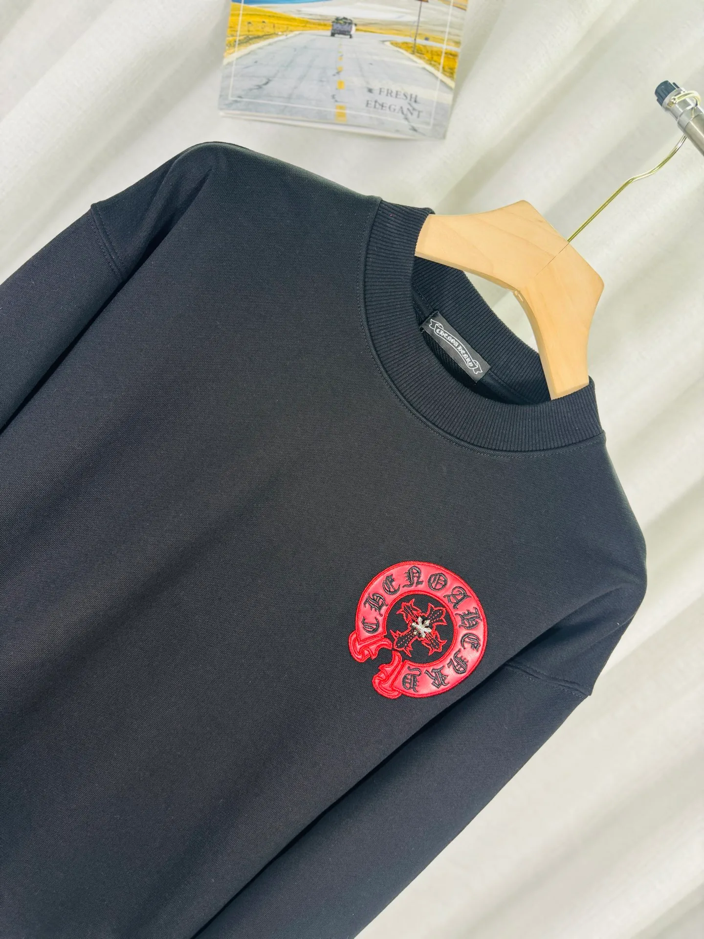 P240 top version, real shot without P, ​​different from market currency) 𝗖𝗵𝗿𝗼𝗺𝗲 𝗛𝗲𝗮𝗿𝘁𝘀/Cro Heart 2025 Washed Leather Embroidery Autumn and Winter New Original Single Counter American Laser Burnt 3D Three-dimensional Color Embroidered Couple Casual Sweater 👑The highest version! Customized fabric 420g tripe terry fabric! American acid-washed and distressed original fabric, laser burnt pattern ✟Skin embroidery, exquisite embroidery of letters! The best-selling model in the counter, very comfortable to wear. Accessories: original molded and authenticated collar label➕100% silk wash label. Genuine purchase-grade original hangtag➕matching hanging rope➕3D hanging beads➕original packaging bag. Craftsmanship: The original version has consistent wiring! The highest version of the armhole matching technique! Color: Red Black Size: S M L XL Style No.: 9322